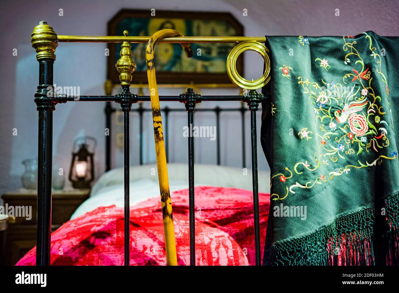 Dettaglio di una camera da letto. Grotta-Museo della cultura tradizionale. Centro de Interpretacion Cuevas de Guadix. Questo museo ti permetterà di dare un'occhiata da vicino Foto Stock