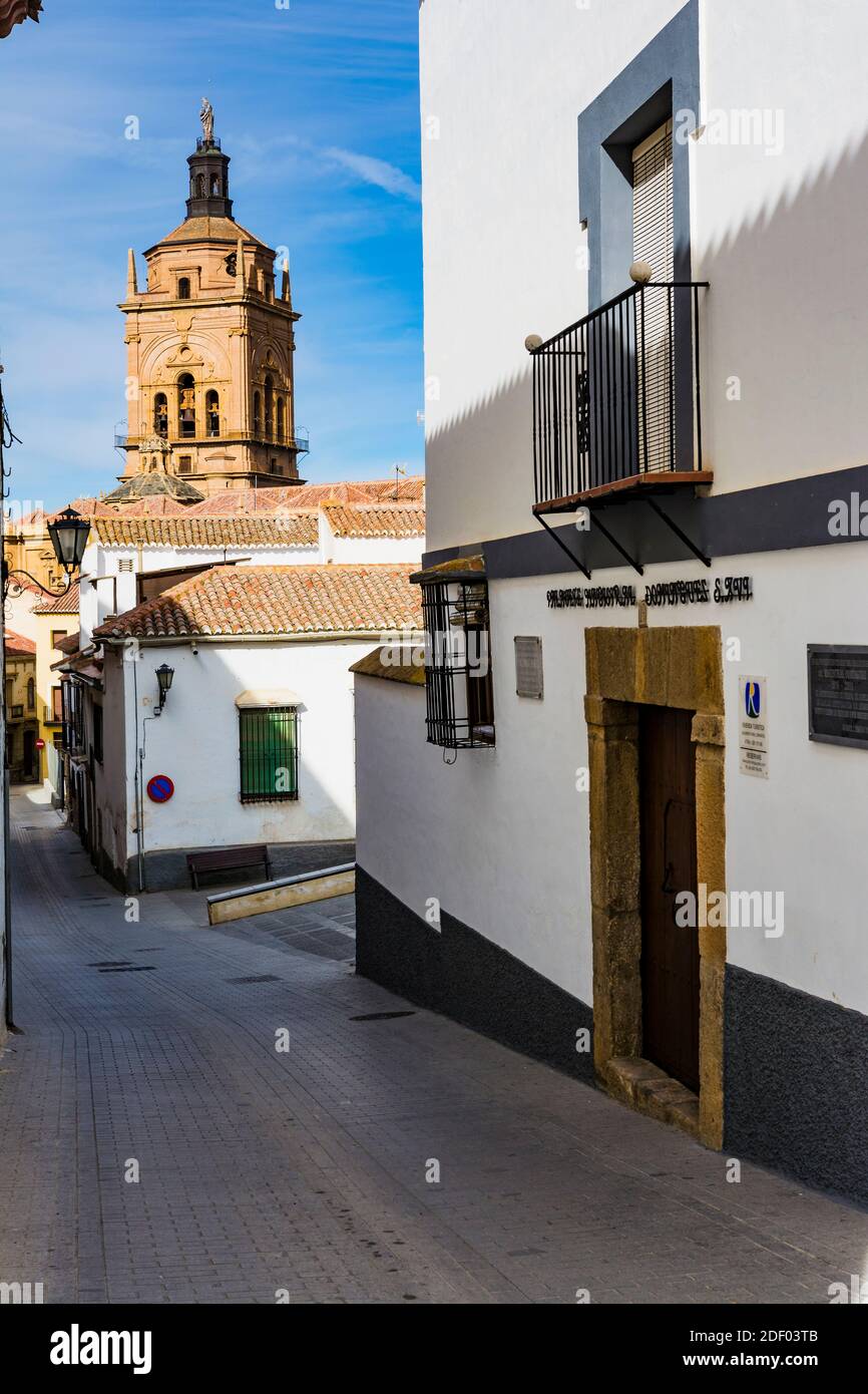 Strada nel quartiere vecchio, sullo sfondo il campanile della cattedrale. Guadix, Granada, Andalucía, Spagna, Europa Foto Stock