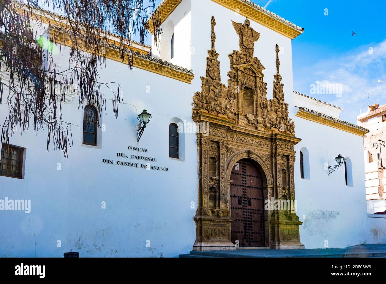 Chiesa di Santiago, la facciata principale, dove il colore bianco delle sue pareti e il marrone rossastro della sua facciata plateresca contrastano. Guadix, Granada, Andalucía, Foto Stock