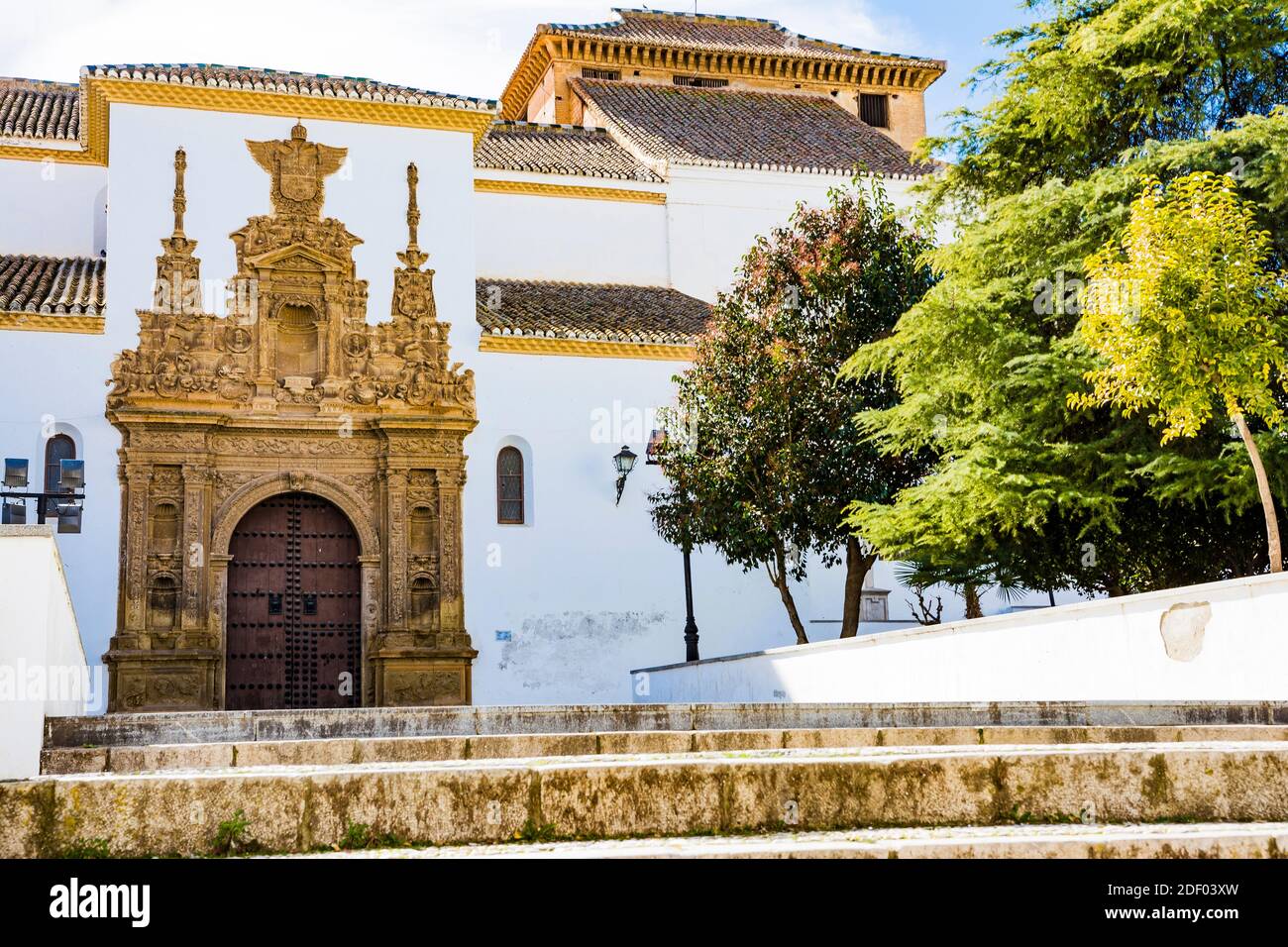 Chiesa di Santiago, la facciata principale, dove il colore bianco delle sue pareti e il marrone rossastro della sua facciata plateresca contrastano. Guadix, Granada, Andalucía, Foto Stock