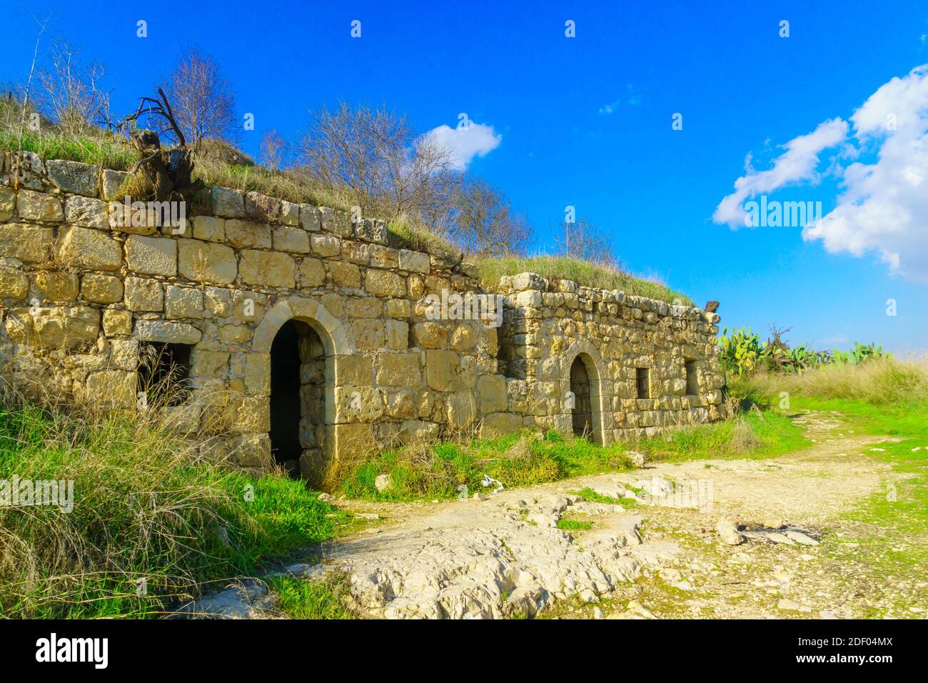 Vista delle antiche rovine nel sito archeologico di Tel Tzuba, con resti di una cupola prominente, un villaggio arabo e una fortezza crociata in Gerusalemme Foto Stock