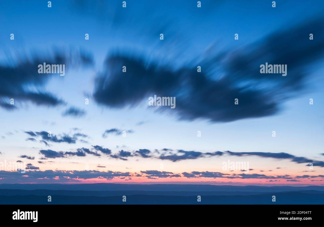Le nuvole si stagliano attraverso il cielo sopra le Blue Ridge Mountains nel Shenandoah National Park, Virginia. Foto Stock