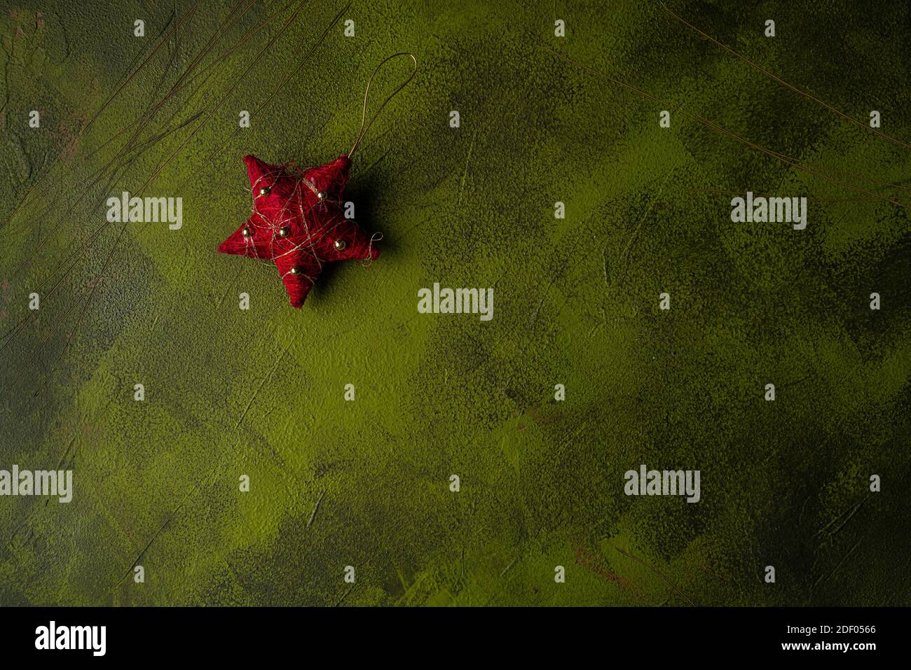 stella rossa dell'albero di natale su sfondo di legno verde Foto Stock
