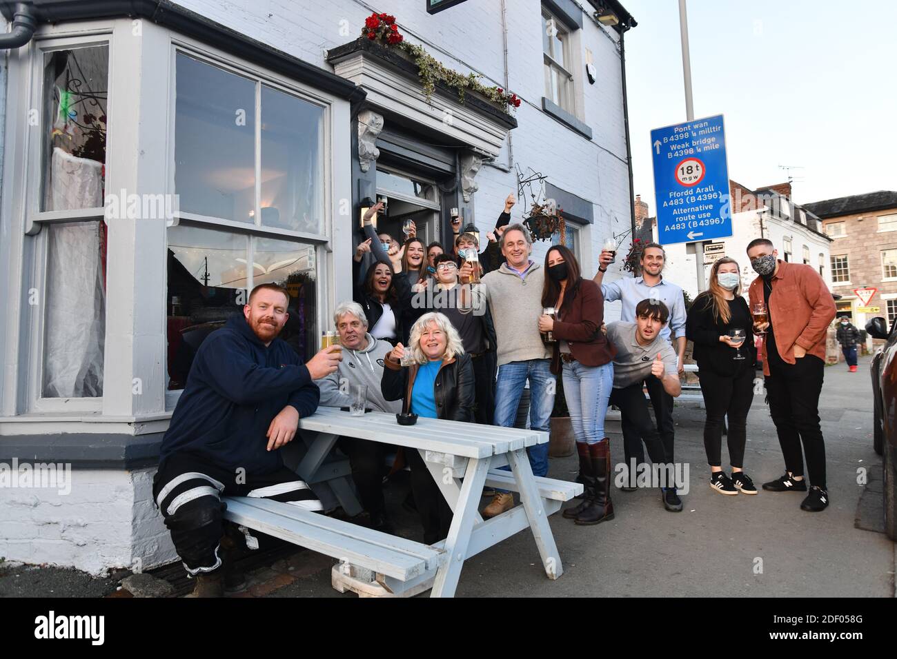Ultimi ordini! I clienti con le loro ultime bevande al pub Dophin a Llanymynech prima che le restrizioni pandemiche in Galles costringono i pub a chiudere. Llanymy Foto Stock