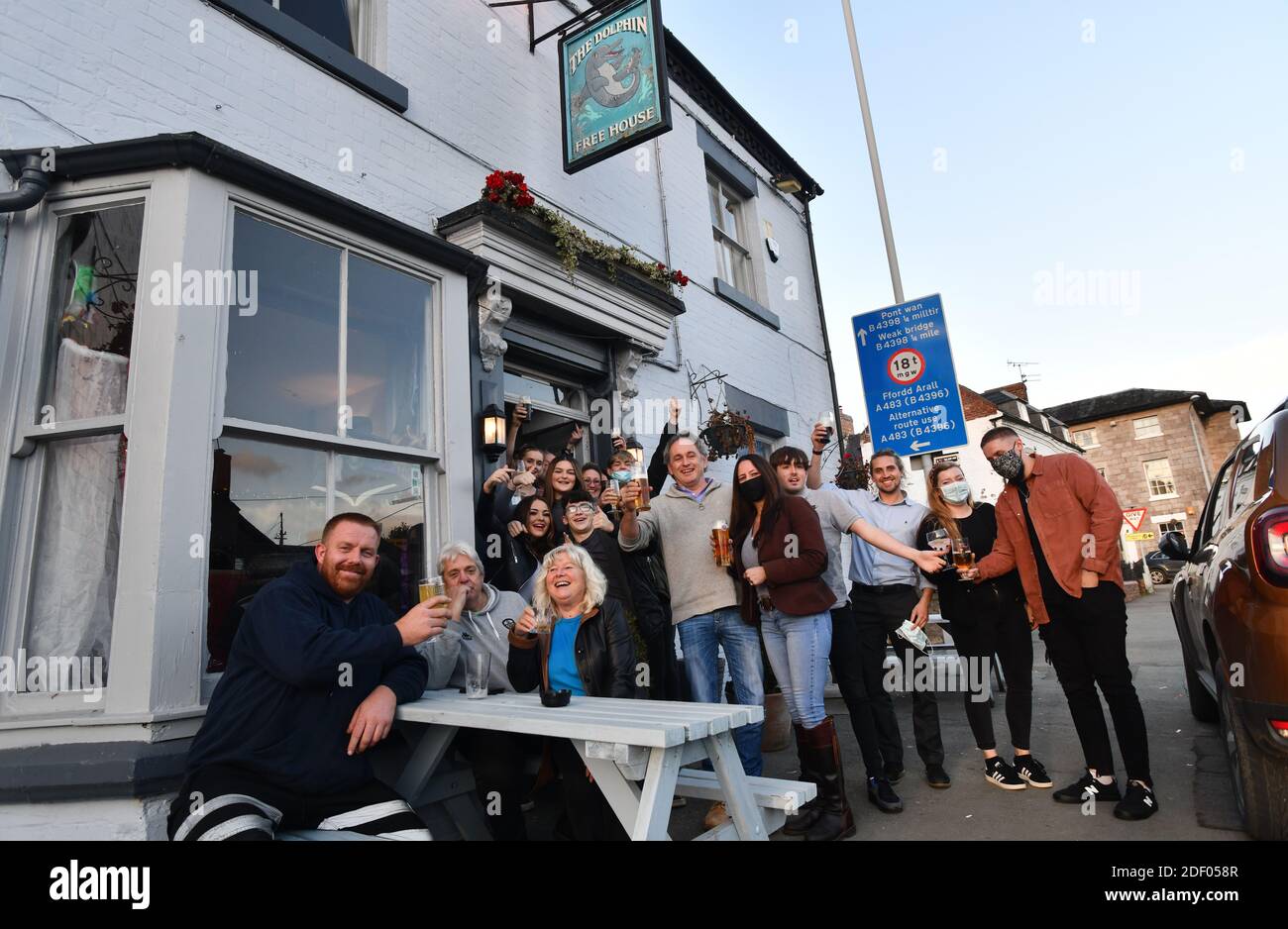 Ultimi ordini! I clienti con le loro ultime bevande al pub Dophin a Llanymynech prima che le restrizioni pandemiche in Galles costringono i pub a chiudere. Llanymy Foto Stock