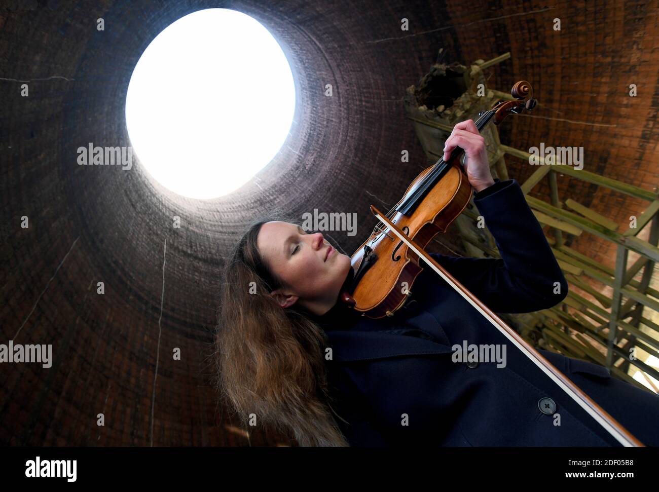 Il violinista Zoe Beyers suona all'interno della Ironbridge Cooling Tower 2019 poco prima che fossero demoliti. Foto Stock