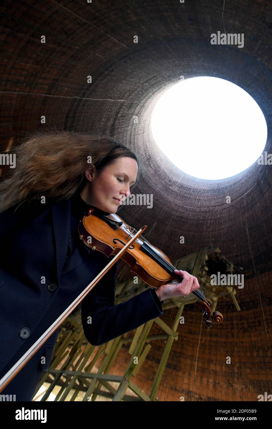 Violinista Zoe Beyers all'interno della torre di raffreddamento Ironbridge Foto Stock