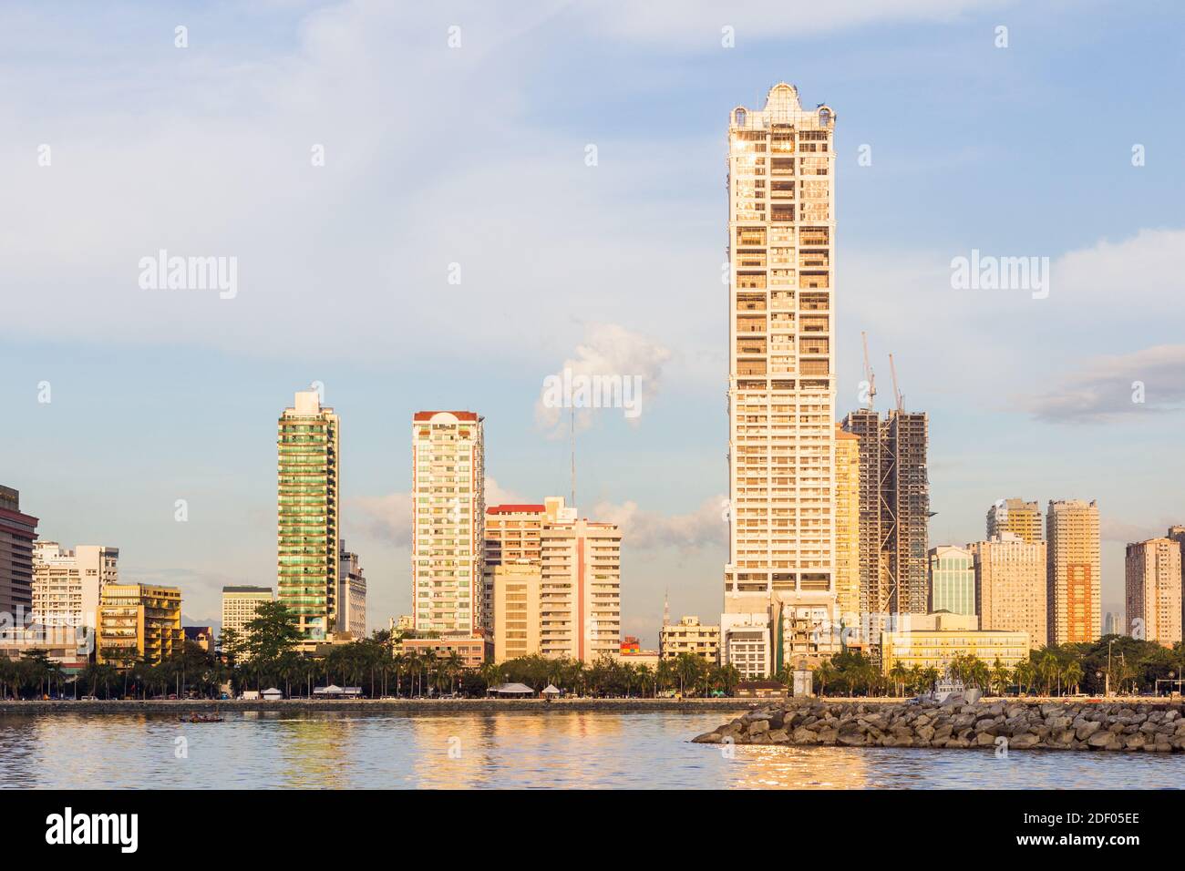 Edifici commerciali a Manila come visto da Manila Bay, Filippine Foto Stock