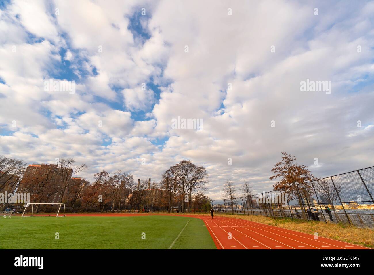 Le nuvole autunnali coprono gli alloggi pubblici oltre il Parco a. NEW YORK Foto Stock