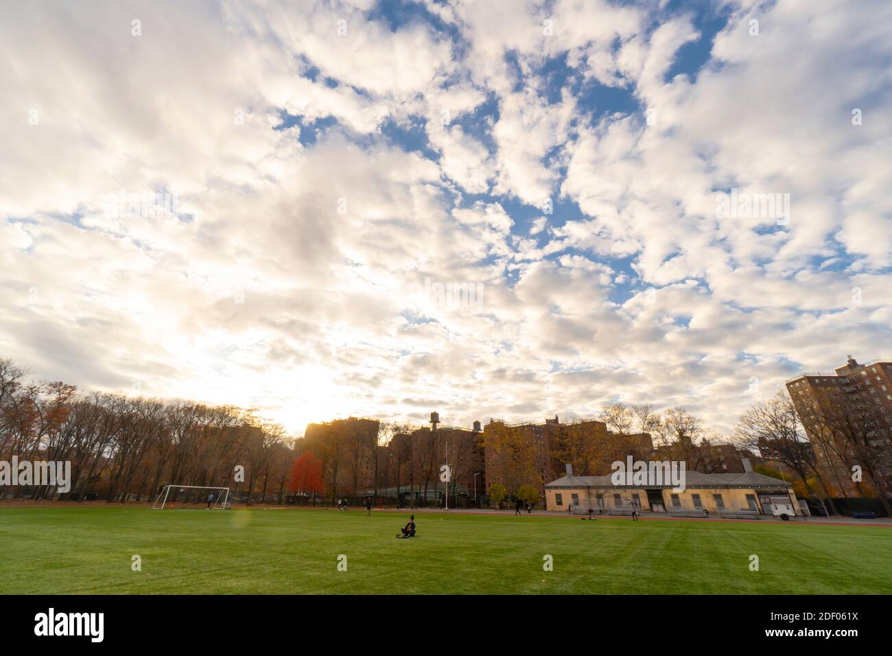 Il sole tramonta tra gli alloggi pubblici a prezzi accessibili a New York Foto Stock