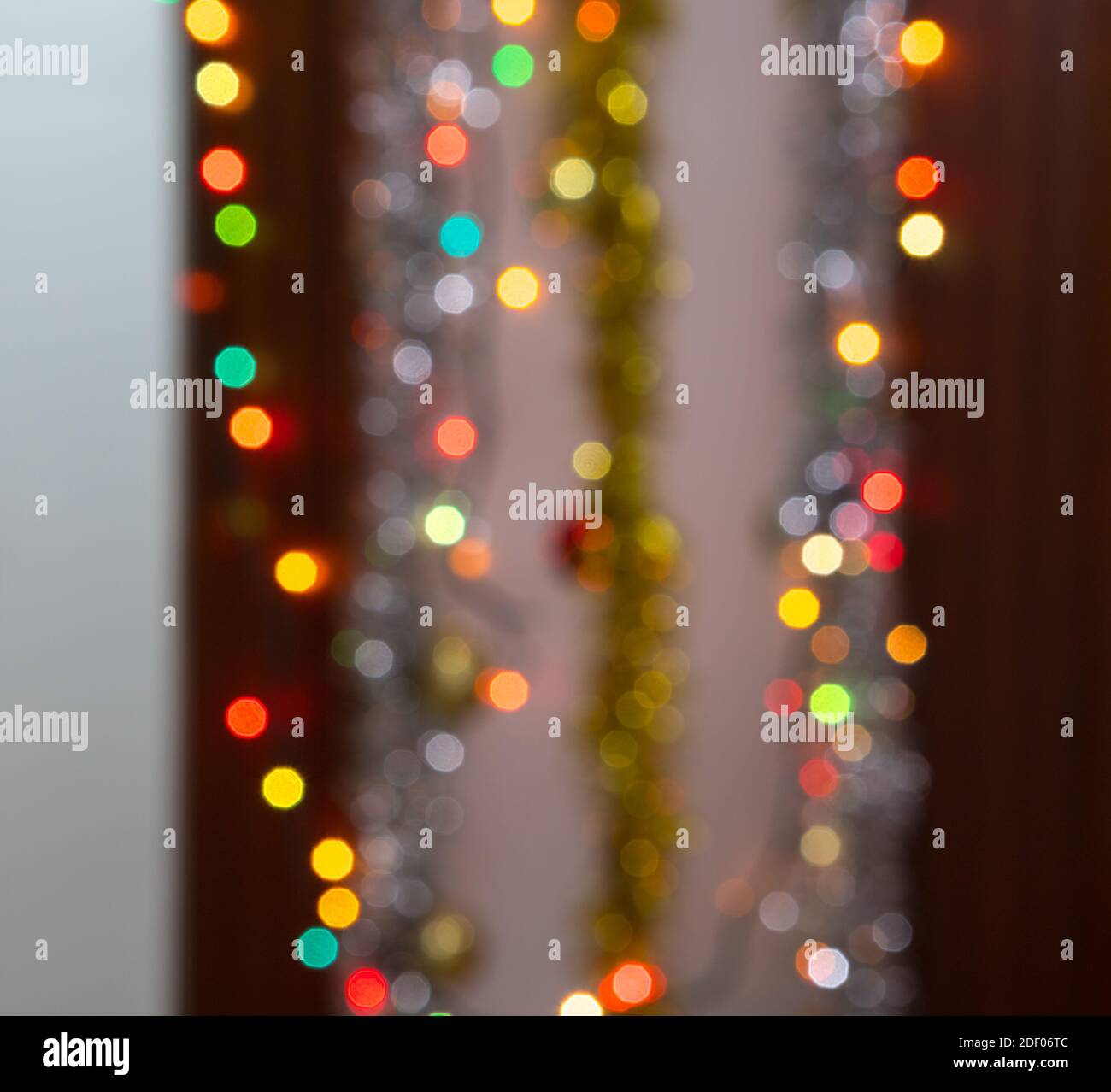 Le decorazioni delle luci di Natale si sono offuscate. Luci di natale fuori fuoco Foto Stock