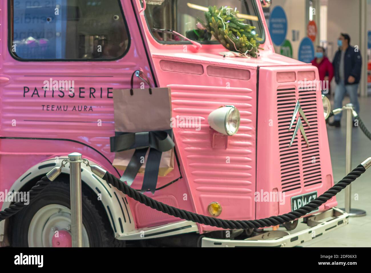 Helsinki, Finlandia 29 novembre 2020 un'auto rosa decorata per il nuovo anno in un supermercato. Foto di alta qualità Foto Stock