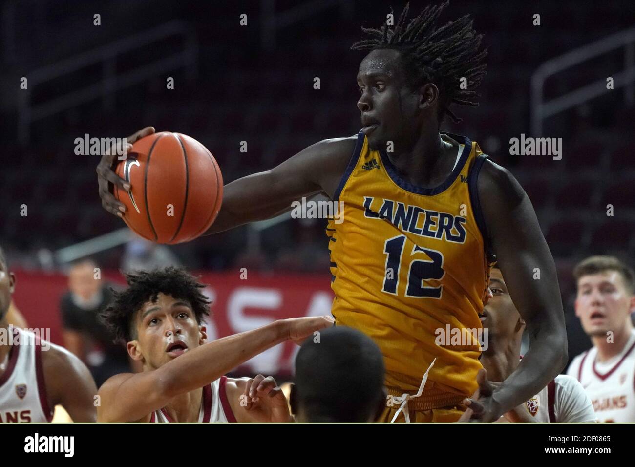 CAL Baptist Knights Center Gorjok Gak (12) raggiunge per il Palla contro i Trojan della California del Sud nella prima metà Durante un NCAA basket ga Foto Stock