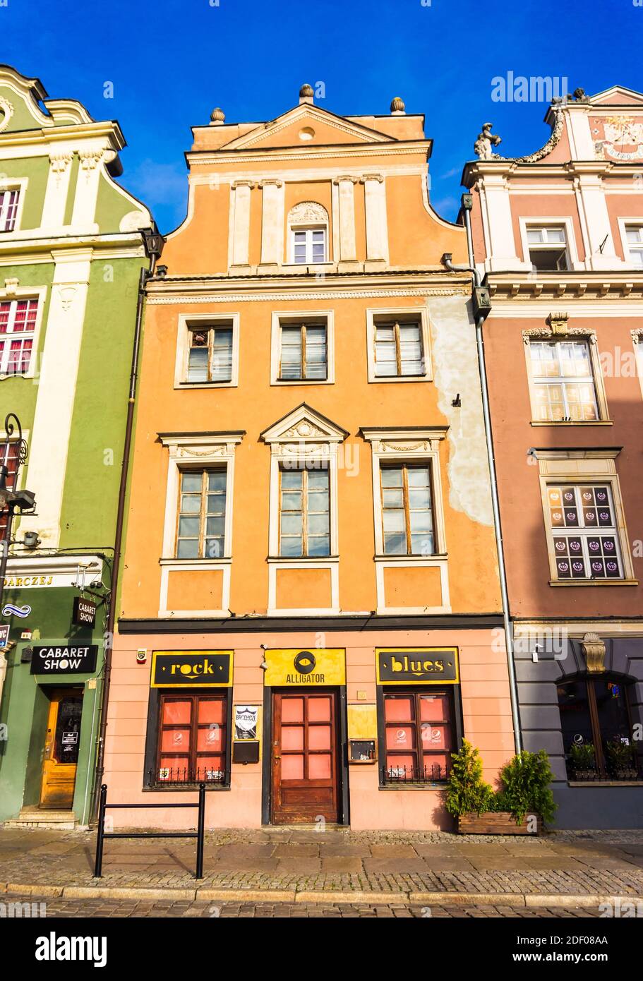 POZNAN, POLONIA - 12 novembre 2018: Ingresso frontale del club degli alligatori all'interno di un edificio alto e colorato nella piazza della città vecchia Foto Stock