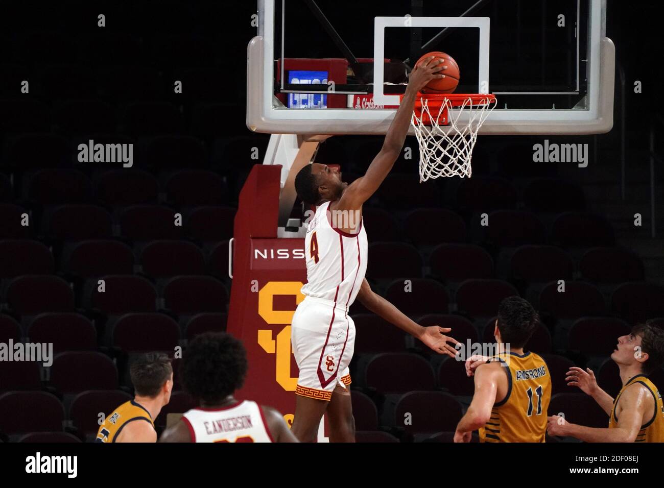 Evan Mobley (4), un tromino della California meridionale, incunea la palla contro i Cavalieri Battista della California nella prima metà durante una partita di pallacanestro dell'NCAA, W. Foto Stock