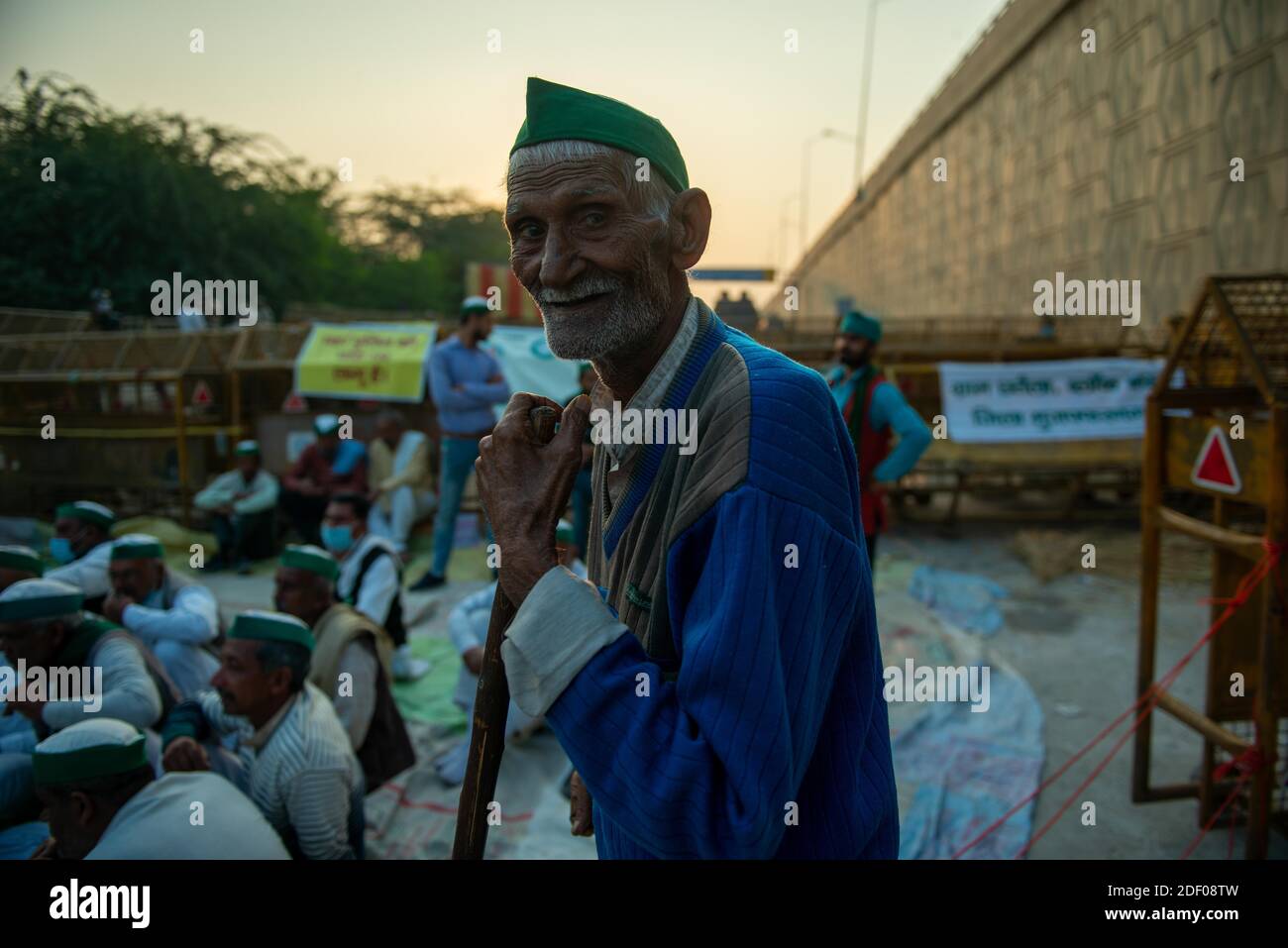 Un coltivatore di 97 anni, Swarna Singh guarda sopra durante la manifestazione.migliaia di coltivatori dai vari stati marciano verso il capitale dell'India per protestare contro le nuove leggi agricole che dicono feriranno severamente i loro redditi, secondo l'Unione degli agricoltori. Foto Stock