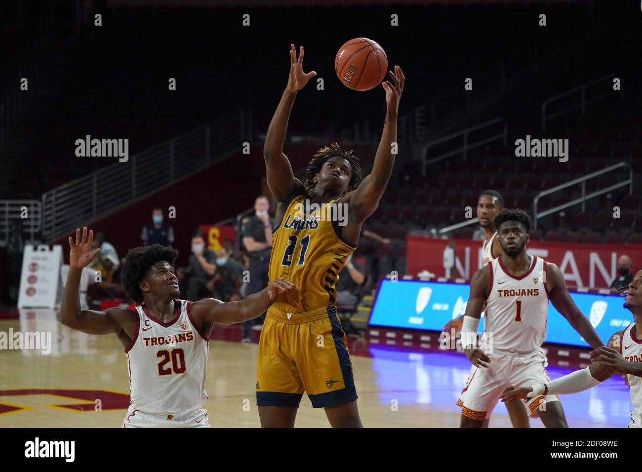 CAL Baptist Knights Forward Malik Wade (21) battaglie per il Palla con Southern California Trojans guardia Ethan Anderson (20) e. Avanti Chevez Goodwin Foto Stock