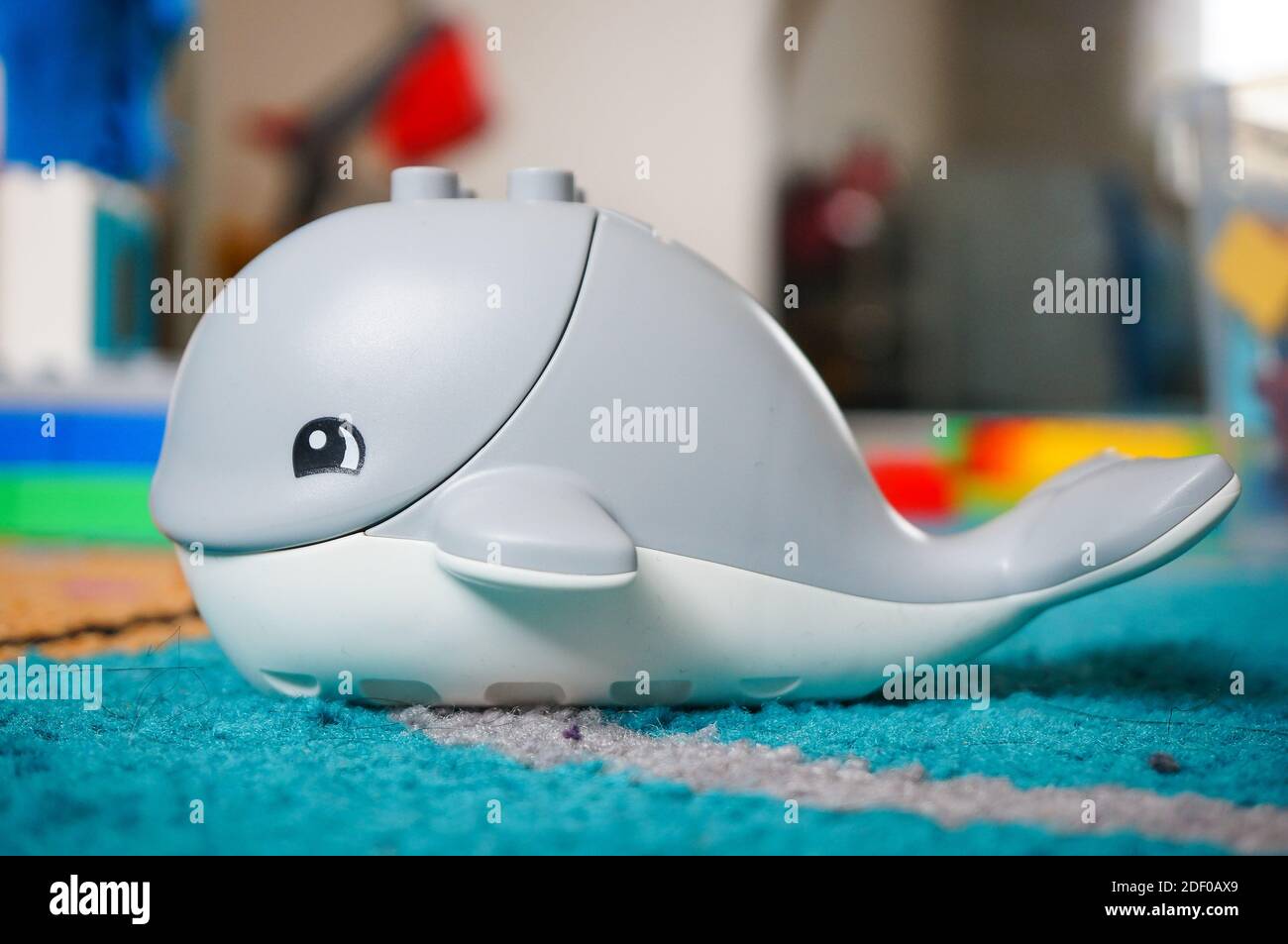 POZNAN, POLONIA - 18 febbraio 2017: Guglio di plastica LEGO Duplo su un  tappeto blu morbido in una sala giochi Foto stock - Alamy