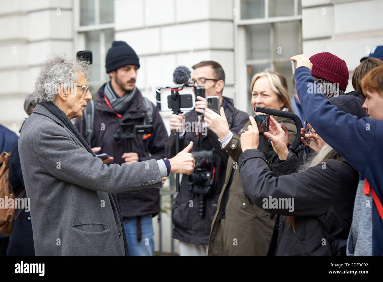 Londra, Regno Unito. - 2 dicembre 2020: Piers Corbyn fuori Westminster Magistrates Court prima di un'audizione contro i suoi arresti in maggio per aver protestato contro le misure di blocco del coronavirus. Foto Stock