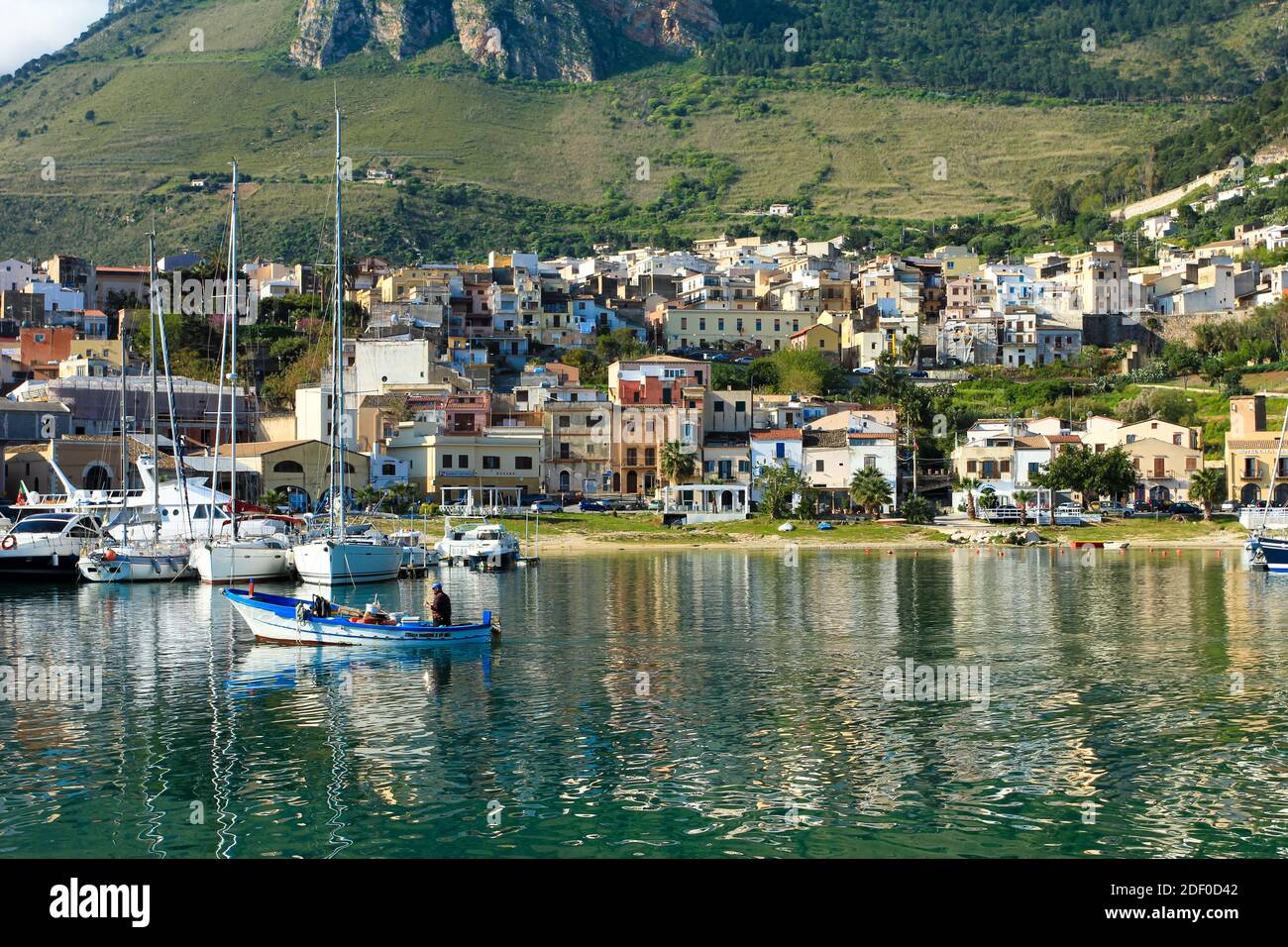 Castellamare del Golfo, Sicilia, Italia marina baia al mattino. Foto Stock