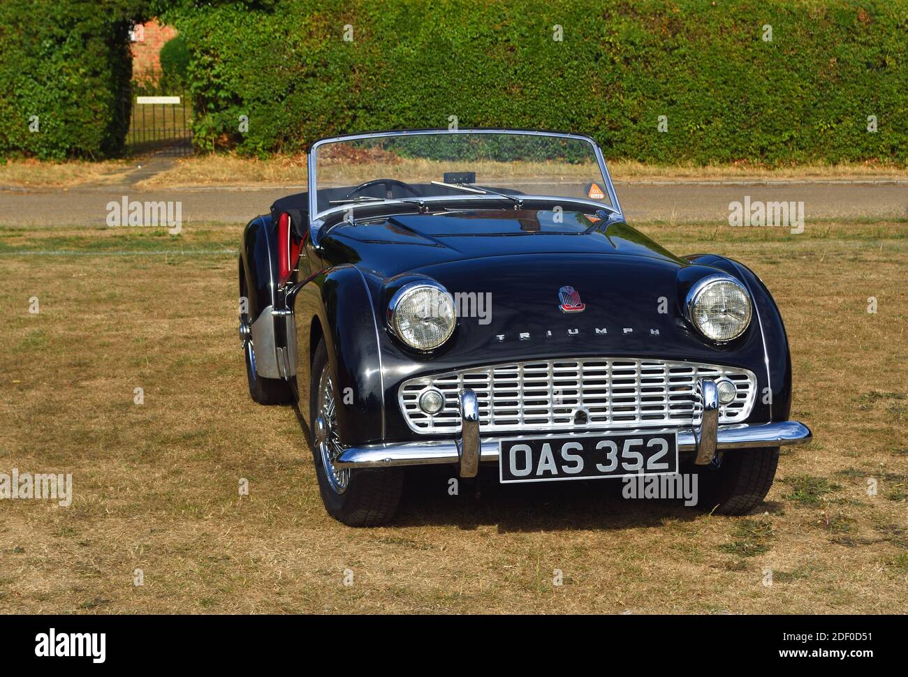 Classic Black Triumph TR3 UNA Auto parcheggiata sul villaggio verde. Foto Stock
