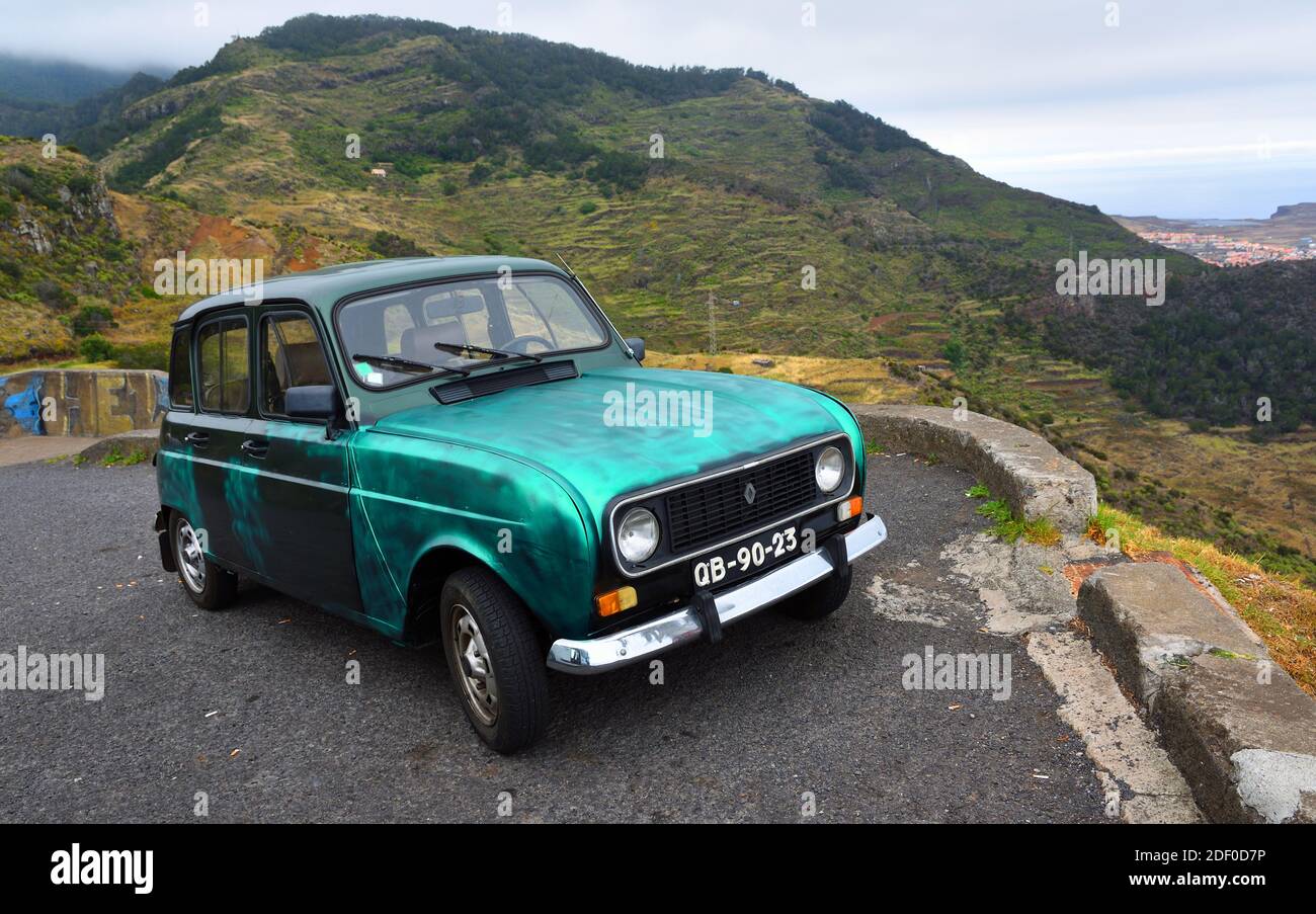 Auto Classic Green Renault parcheggiata su strada in collina Madeira Portogallo. Foto Stock