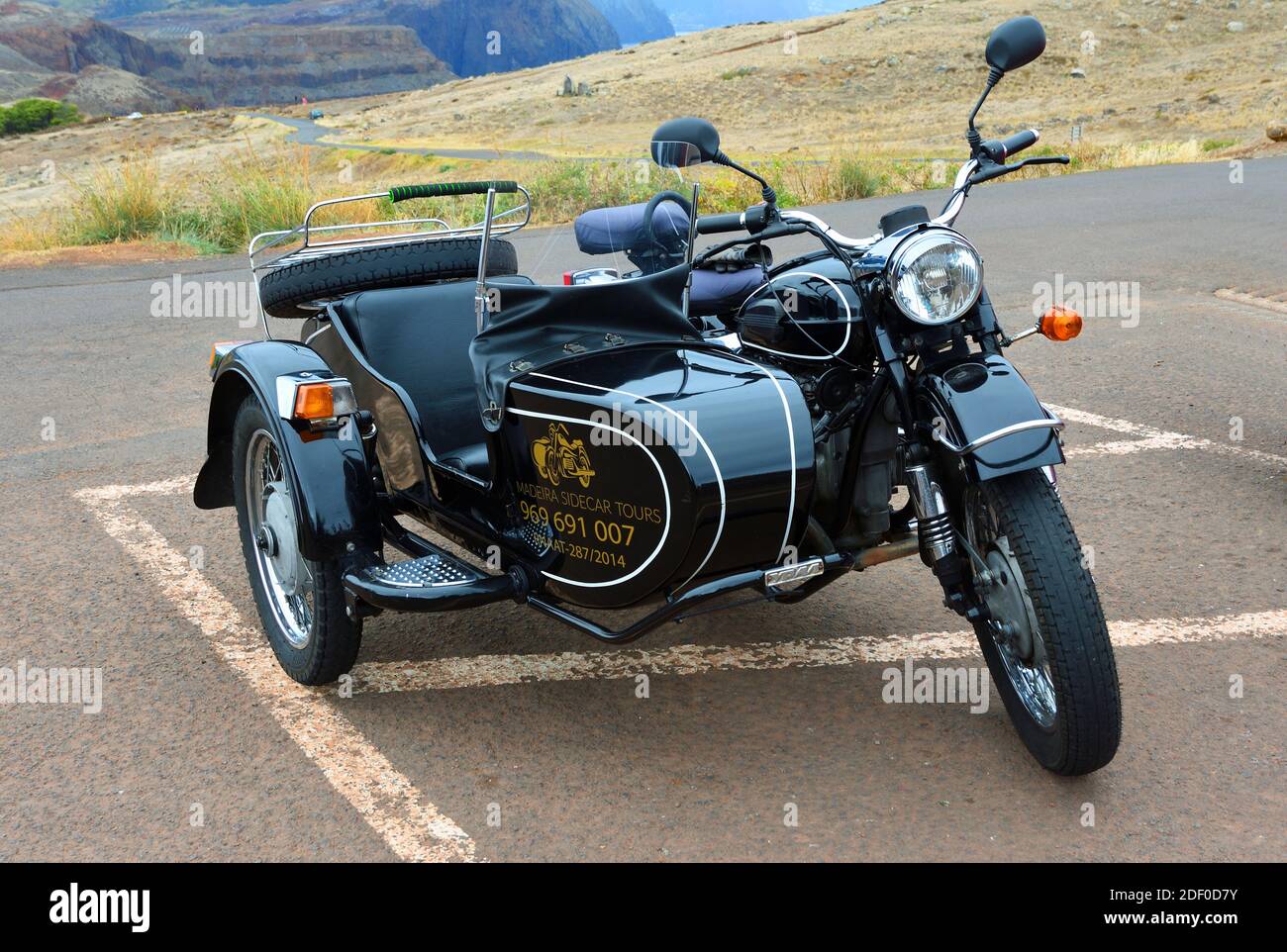 La classica motocicletta e Sidecar usavano per offrire tour dell'isola. Foto Stock