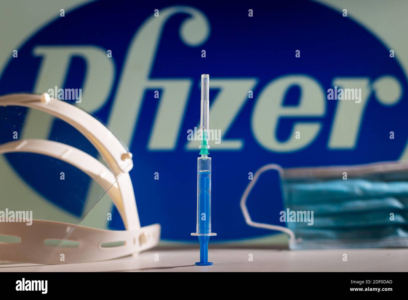 Vaccino pfizer covid-19 con logo Pfizer sullo sfondo Foto Stock