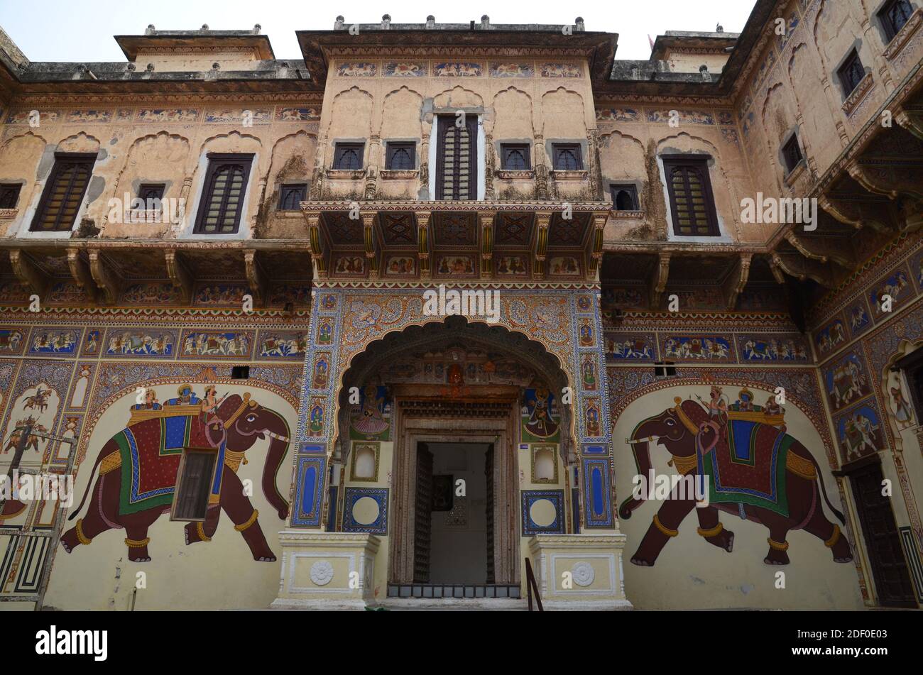Bei dipinti di elefante sulle pareti di una casa di haveli nella regione di Shekhawati nel Rajasthan, India Foto Stock