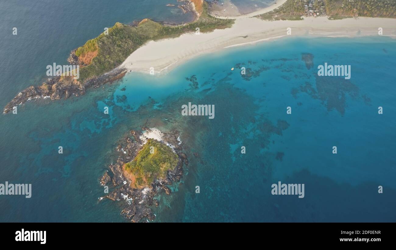 Nebbia sopra l'isola tropica all'aerea della baia del mare. Nessuno tropicale natura landcsape. Montagne verdi sulla spiaggia di sabbia. Incredibile stagcape filippino durante il giorno d'estate. Paradise resort per vacanze. Scatto con drone cinematografico Foto Stock