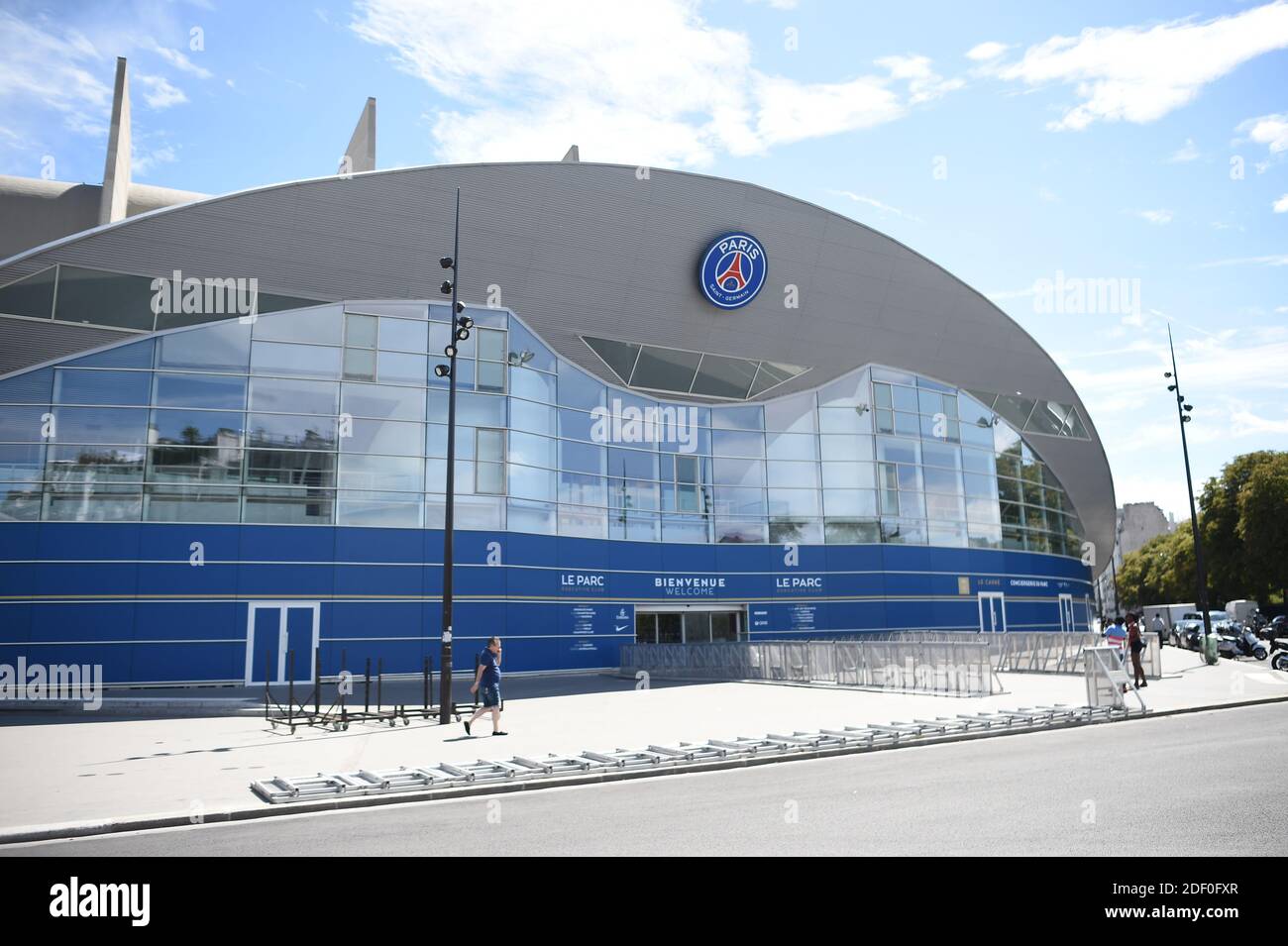 File foto datata 3 agosto 2017 di una vista esterna dello stadio Parc Des Princes dove Parigi Saint-Germain gioca a Parigi, Francia. Neymar è disposto a completare un record mondiale di trasferimento a Parigi Saint-Germain del valore di circa €402 in tasse e salari dopo aver detto a Barcellona che sta lasciando. Il PSG ha dato il goâ€‘in anticipo per la commissione di pagamento del forward di 222 milioni di euro da consegnare agli uffici della federazione calcistica spagnola, il protocollo richiesto per cancellare il trasferimento. Neymar, che volò a Porto mercoledì per la sua medicina, dovrebbe essere presentato a Parigi questa settimana. Foto di Eliot Blondt/ABACAPRESS.COM -- Th Foto Stock