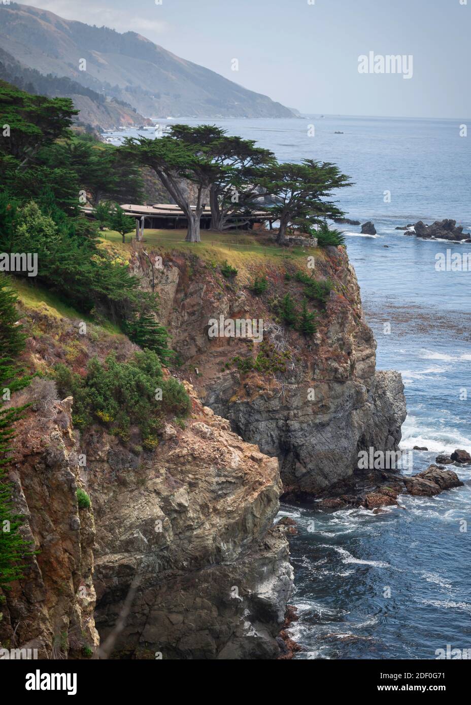 Una casa costruita su una scogliera che domina l'Oceano Pacifico a Big sur, California Foto Stock