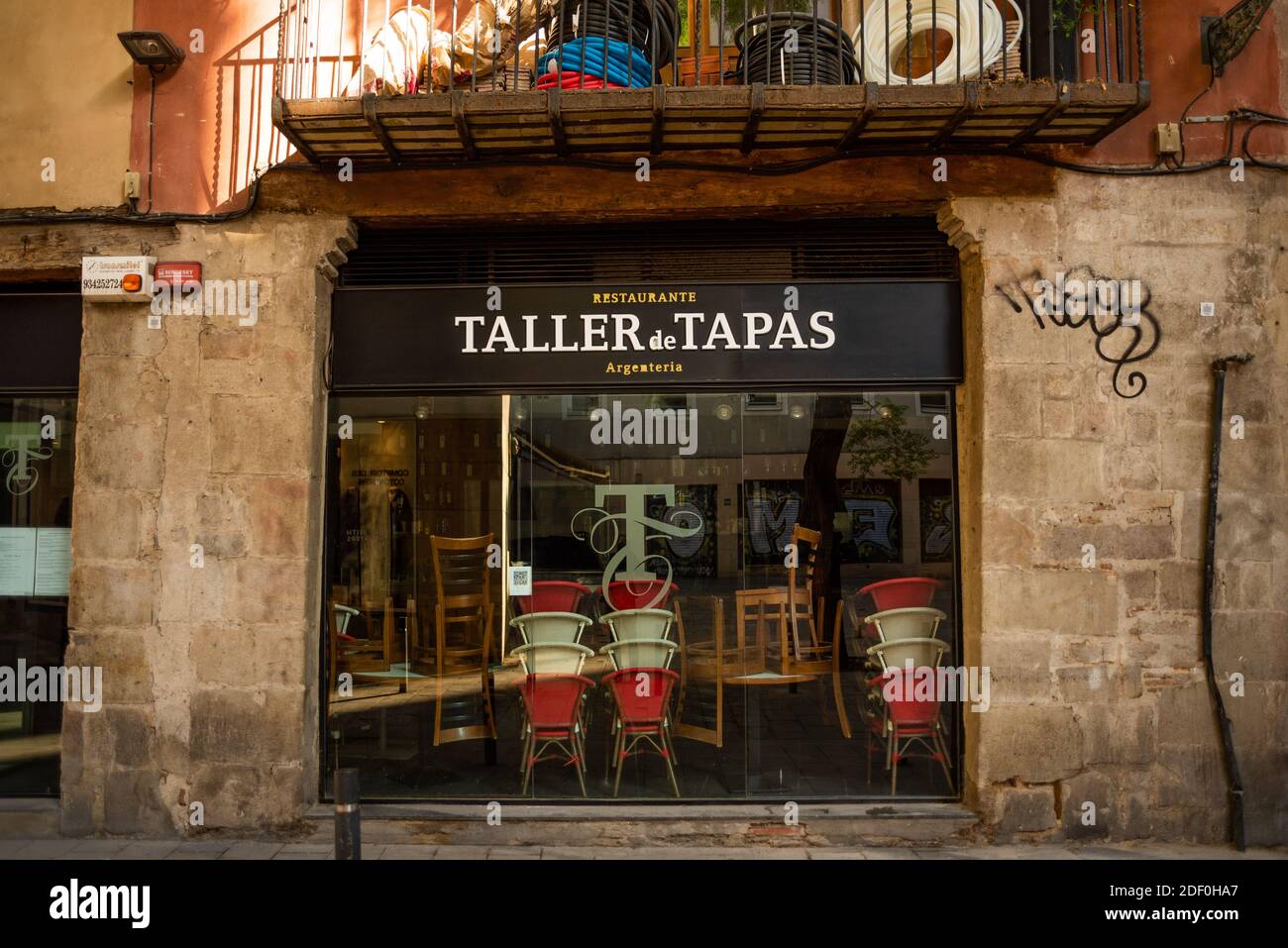 barcellona, spagna - 20 novembre 2020: finestra di bar vuoto chiuso e ristorante tapas a causa del blocco pandemico del virus corona. covid-19 restrizioni per Foto Stock