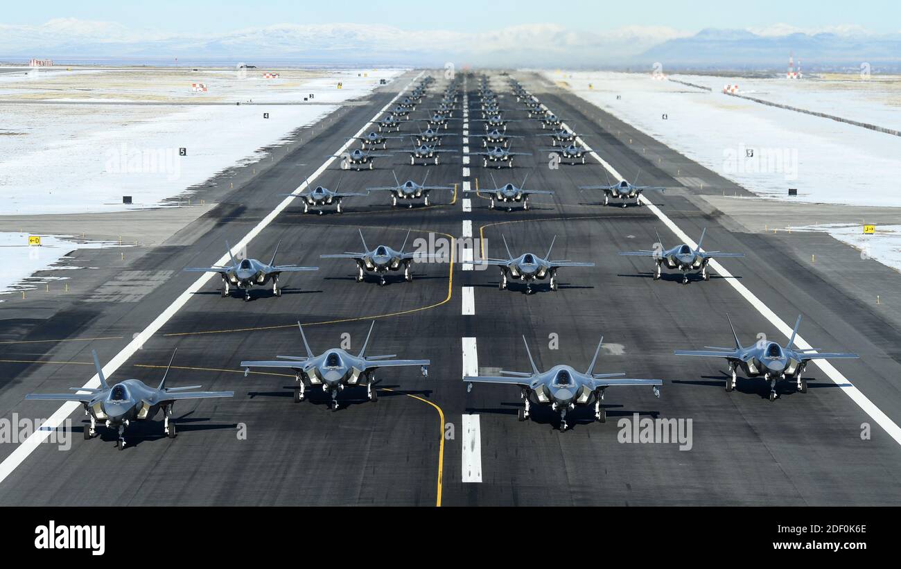 I combattenti attivi 388th e Reserve 419th Wings condussero un F-35A Combat Power exercise alla Hill Air Force base, Utah, 6 gennaio 2020. L'esercizio, che è stato pianificato per mesi, ha dimostrato la loro capacità di impiegare una grande forza di F-35A -- preparazione al test nelle aree di responsabilità del personale, generazione di aeromobili, operazioni a terra, operazioni di volo, e capacità di combattimento contro gli obiettivi aerei e a terra. Poco più di quattro anni dopo aver ricevuto il primo velivolo F35A Lightning II con codice di combattimento, le ali da combattimento di Hill hanno raggiunto la piena capacità di combattimento. Distribuire gli Stati Uniti Foto Stock