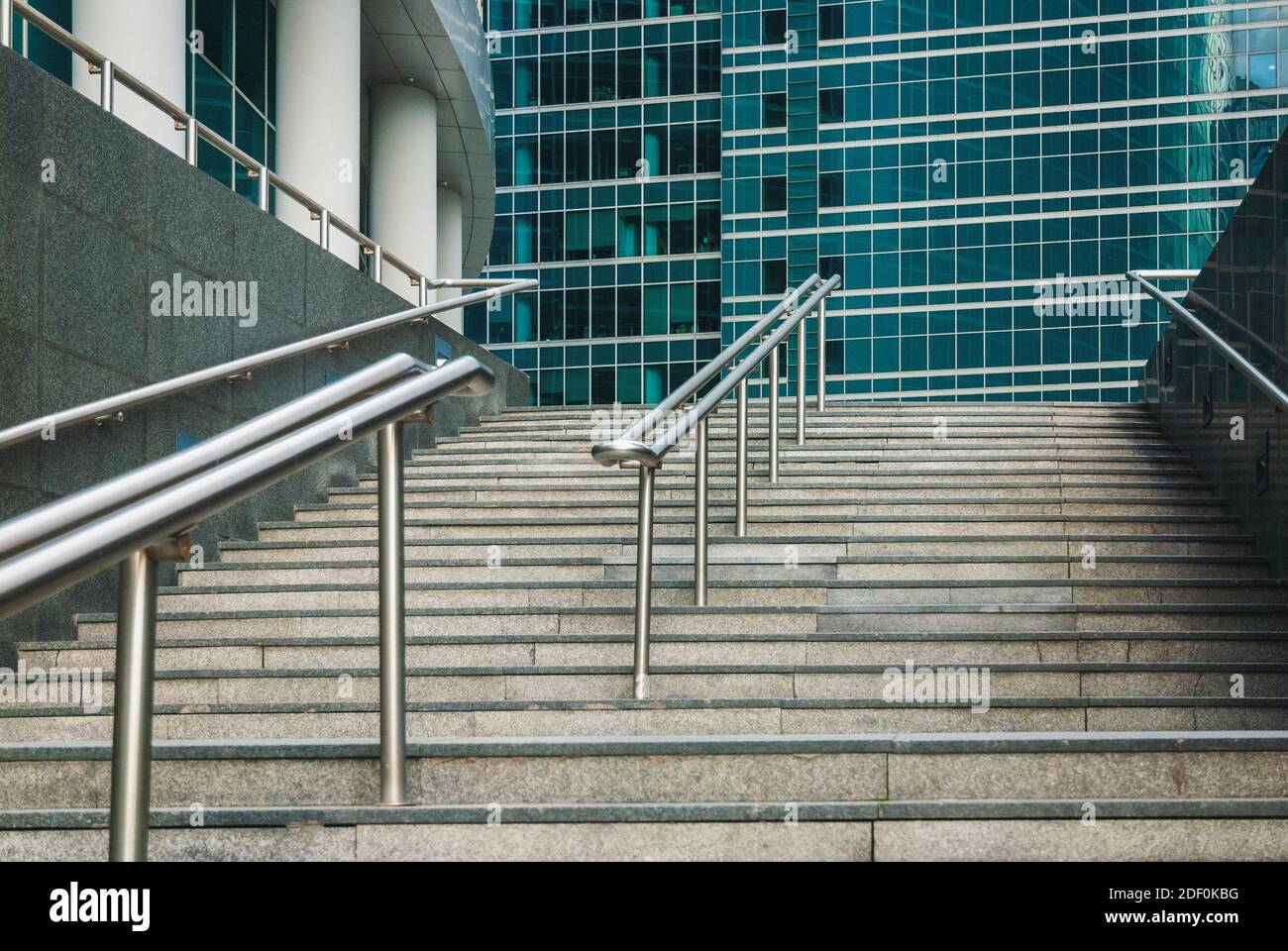 scale di granito che conducono agli edifici di uffici di vetro del quartiere finanziario, nessuna gente Foto Stock