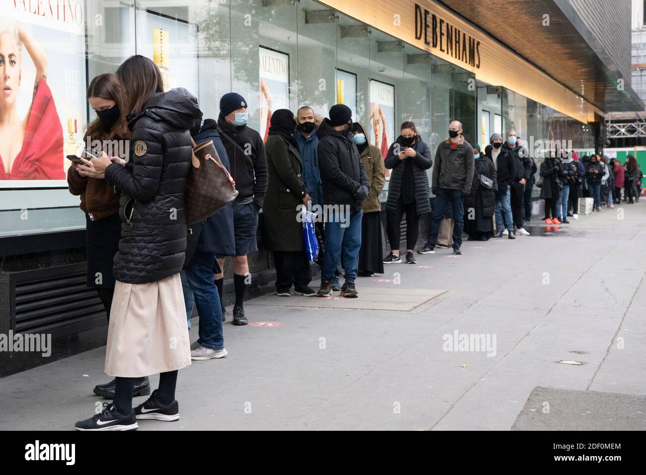 02 dicembre 2020. Londra, Regno Unito. Gli acquirenti si accodano al di fuori del grande magazzino Debenhams di Oxford Street dopo aver annunciato una vendita antincendio per sbarazzarsi delle scorte. La società ha raggiunto ieri è stato quello di chiudere tutti i suoi negozi nel Regno Unito con le perdite fino a 12,000 posti di lavoro. Foto di Ray Tang Foto Stock