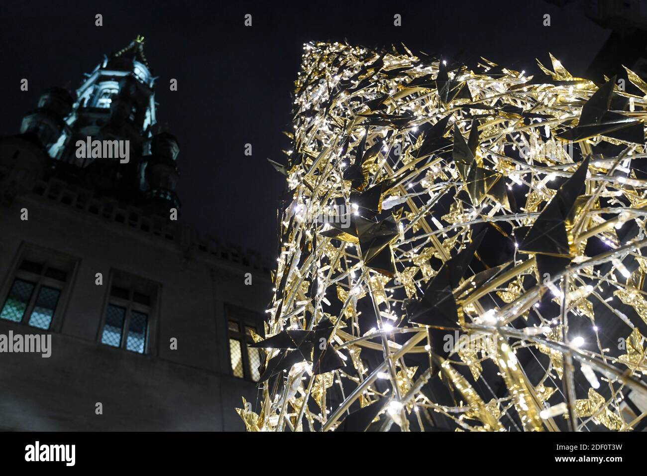 Bruxelles, Belgio. 2 dicembre 2020. Bruxelles , 02/12/2020 illuminazione dell'albero di Natale sulla Grand Place - Grote Markt a Bruxelles. PIX : Credit : Frederic Sierakowski / Isopix Credit: Alfa Images/Alamy Live News Foto Stock