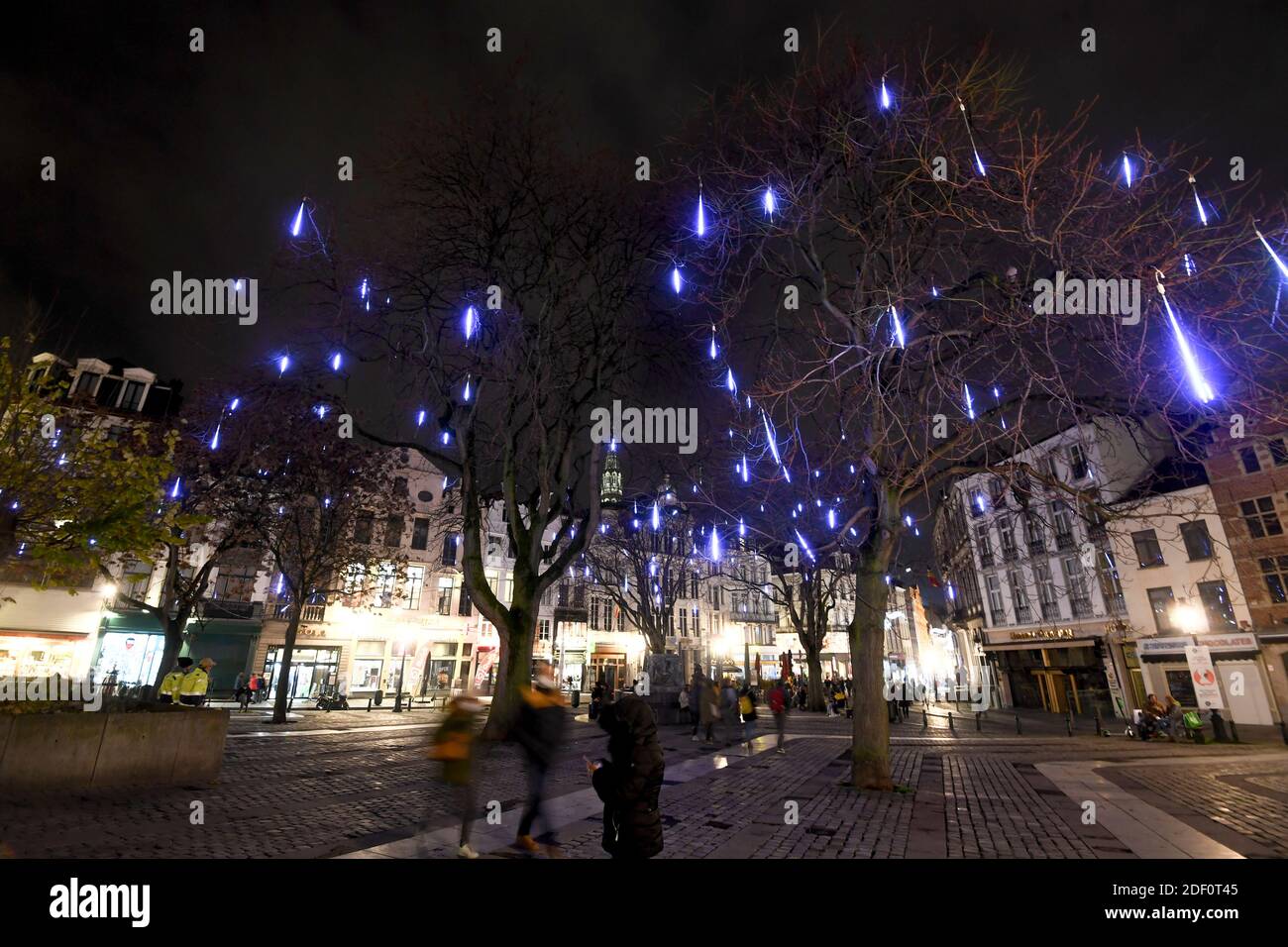 Bruxelles, Belgio. 2 dicembre 2020. Bruxelles , 02/12/2020 illuminazione dell'albero di Natale sulla Grand Place - Grote Markt a Bruxelles. PIX : Credit : Frederic Sierakowski / Isopix Credit: Alfa Images/Alamy Live News Foto Stock