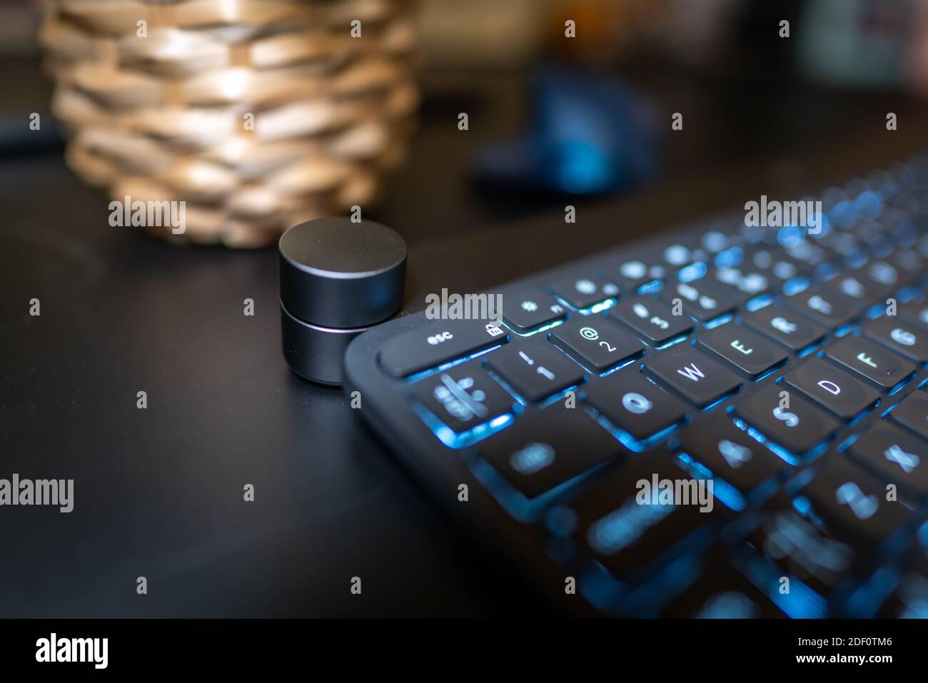 Oggetti di lavoro remoti | prodotti Logitech ad alta produttività per la creatività lavoro | tastiera artigianale logitech e mouse mx Foto Stock
