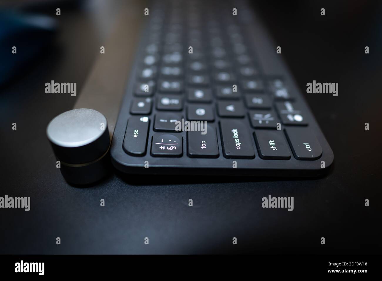 Oggetti di lavoro remoti | prodotti Logitech ad alta produttività per la creatività lavoro | tastiera artigianale logitech e mouse mx Foto Stock