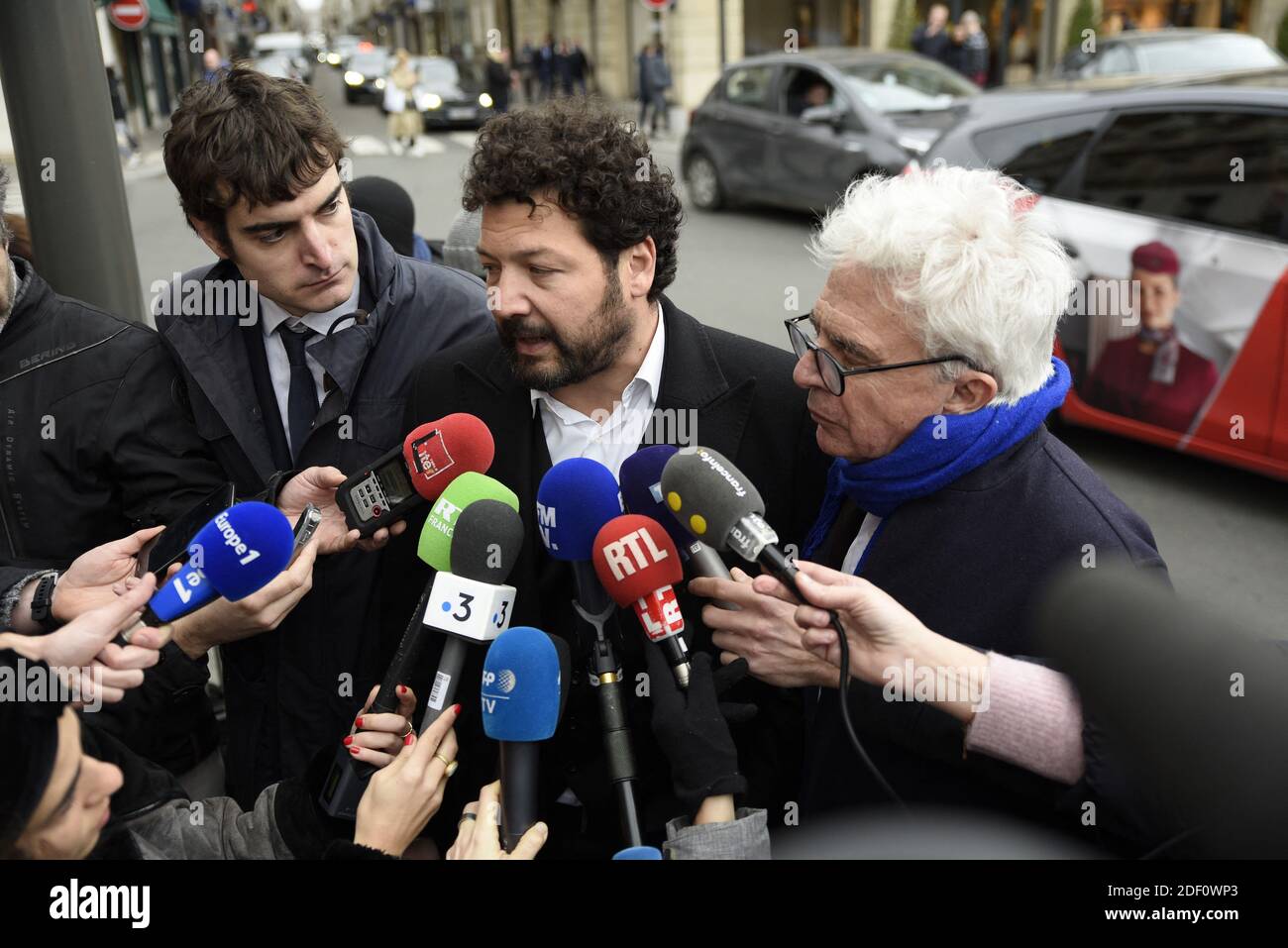 Les avocats de Cedric Chouviat décède le 5 janvier après un contrôle de police, Arie Halimi et William Bourdon reçoivent par le ministre de intérieur Christophe Castaner , mardi 14 janvier, 2020, a la Place Beauvau a Parigi, Francia. 'homme, en scooter, faisait l'objet d'un contrôle, car il utilizait son téléphone. A dégénéré et le livreur de 42 ans est mort d'une crise cardiaque lors de son interpellation. L'IGPN a ouvert une enquête, l'autopsie évoque une asphyxie 'avec fracture du larynx' à l'origine de son malaise cardiaque. Foto di Patrice Pierrot/Avenir Pictures/ABACAPRE Foto Stock