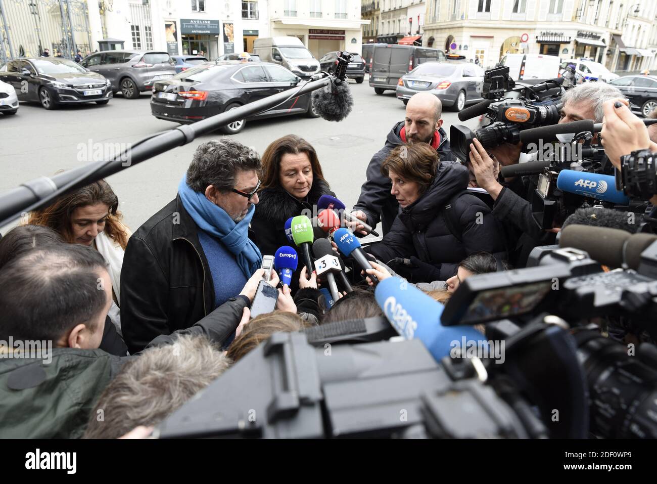 Le pere de Cedric Chouviat le livreur décédé le 5 janvier après un contrôle de police, Christian Chouviat et son epose sont recu mardi 14 janvier, 2020, par le ministre de l'Intérieur. L'homme, en scooter, faisait l'objet d'un contrôle, car il utilizait son téléphone. A dégénéré et le livreur de 42 ans est mort d'une crise cardiaque lors de son interpellation. L'IGPN a ouvert une enquête, l'autopsie évoque une asphyxie 'avec fracture du larynx' à l'origine de son malaise cardiaque. Foto di Patrice Pierrot/Avenir Pictures/ABACAPRESS.COM Foto Stock