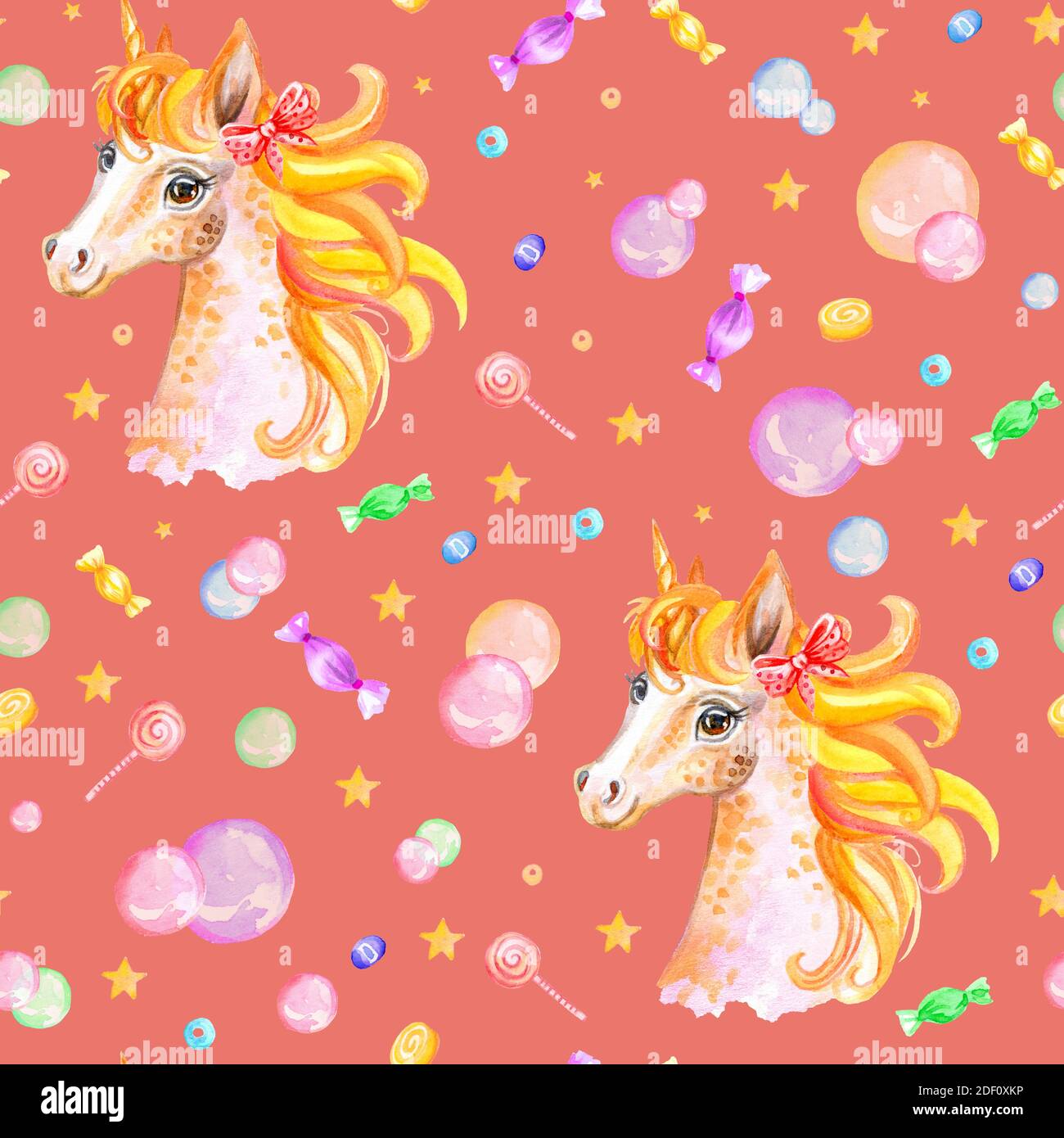 Carino unicorno con manna gialla, caramelle, stelle e bolle di sapone su sfondo rosa corallo. Motivo senza giunture acquerello. Illustrazione per party, stampa, wa Foto Stock