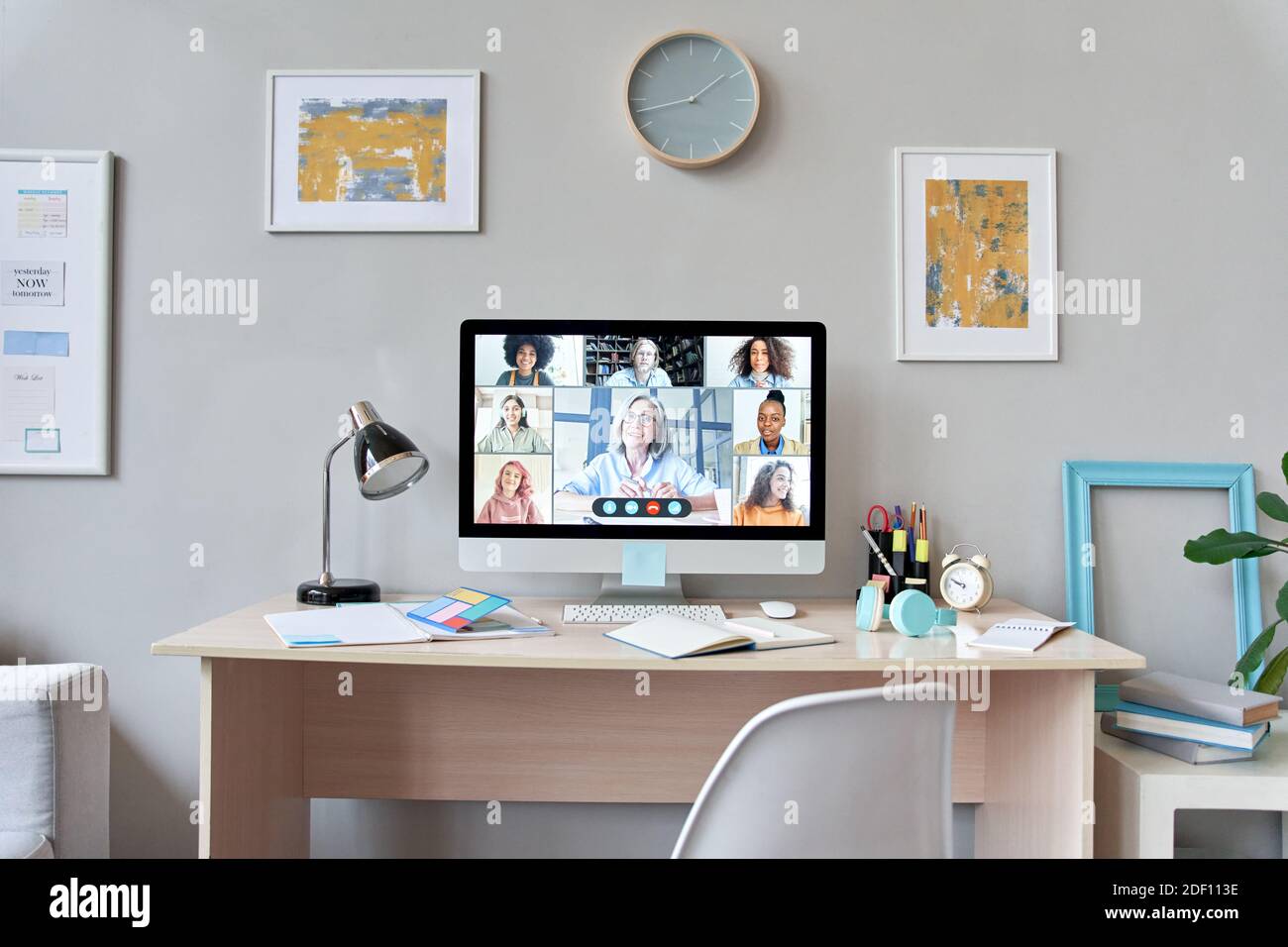 Home tavolo con computer monitor distanza gruppo lezione online. Foto Stock