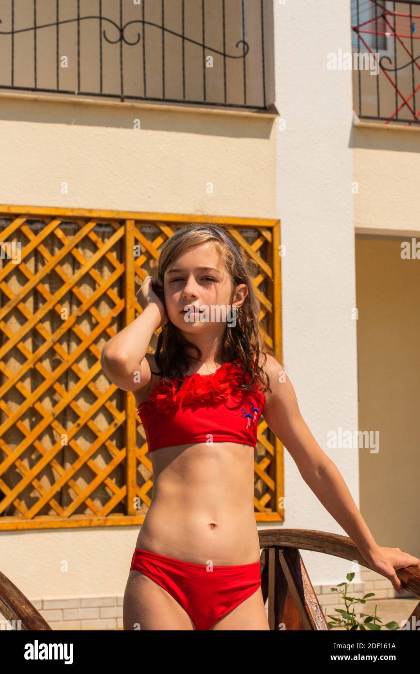 Belle ragazze in estate. Ragazza in costume da bagno in vacanza. Ragazza  adolescente 10 anni Foto stock - Alamy