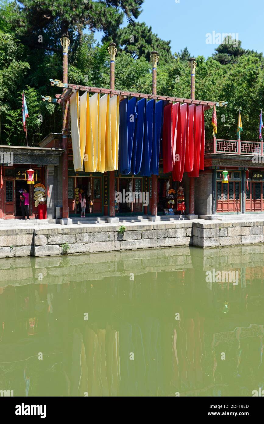 Scene ai negozi turistici tradizionali che costeggiano il torrente Suzhou presso la porta nord del Palazzo d'Estate a Pechino, Cina Foto Stock