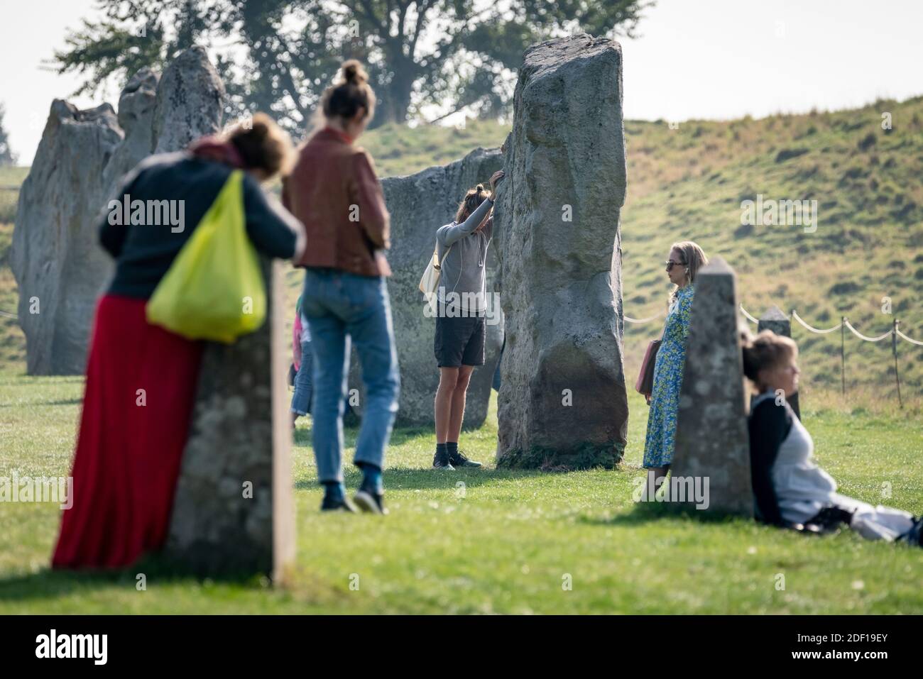 Equinox d'autunno al cerchio di pietre di Avebury. I seguaci pagani si riuniscono per toccare, meditare e cantare intorno alle pietre neolitiche di Avebury. Wiltshire, Regno Unito Foto Stock