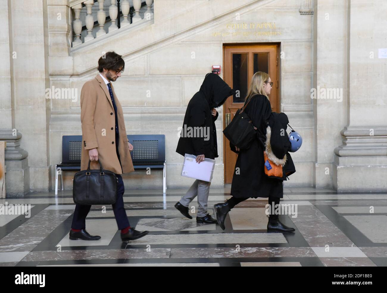 Ala Eddine Benali, ex compagno di viaggio di Mourad Fares, apparve libero sotto il controllo giudiziario, qui con i suoi avvocati alla corte di Parigi, Francia, il 21 gennaio 2020. Il processo contro il jihadista Mourad Fares continua presso la Corte speciale di giustizia del TGI della città, a Parigi, in Francia, martedì. Mourad Fares, un ex reclutatore per la jihad in Siria e anche accusato di aver guidato un gruppo di giovani combattenti francesi. Partito per la Siria, Mourad Fares è stato arrestato al suo ritorno in Turchia nell'agosto 2014 e consegnato in Francia nel mese di settembre. Incarcerato da. Si sospetta la presenza di Mourad Fares Foto Stock