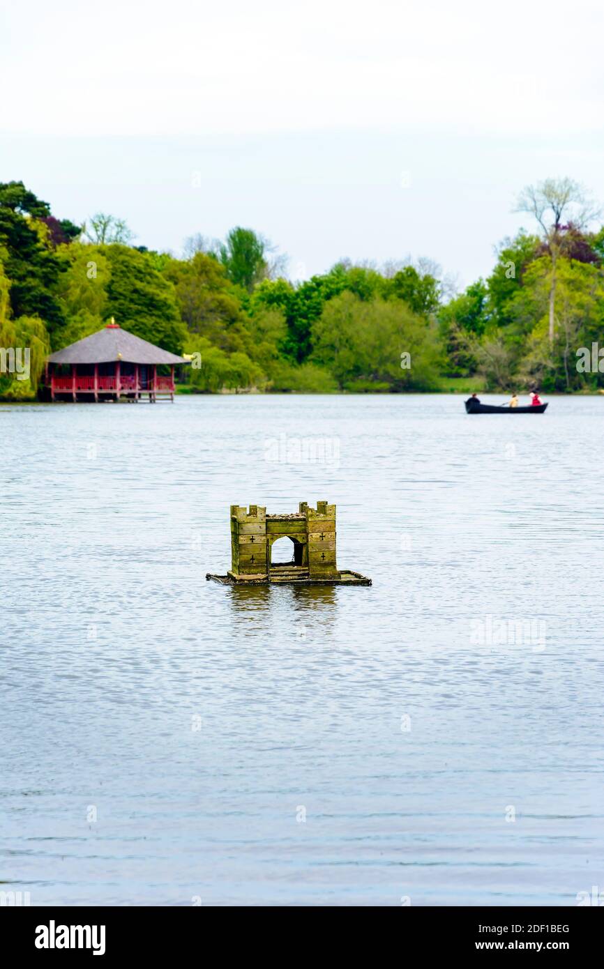IL LAGO AL CASTELLO DI HEVER, il figlio di spadroni di William Waldorf Astor, è stato scavato e costruito da 800 uomini che sono stati contratti nel dicembre 1904 Foto Stock