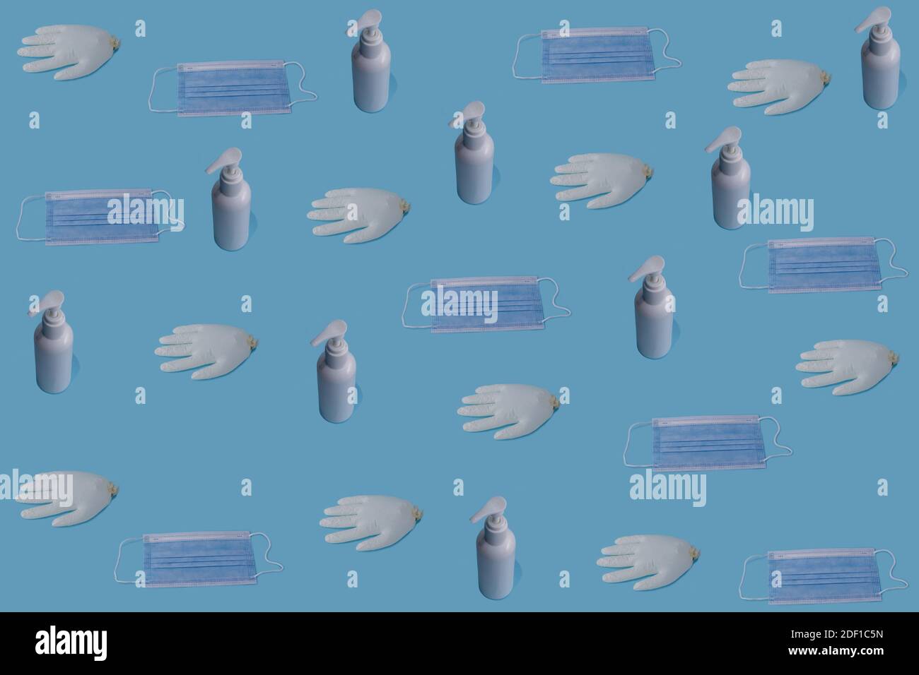Modello realizzato con maschere mediche Coronavirus, disinfettante per le mani e guanti in gomma. Fondo del concetto di virus corona. Foto Stock